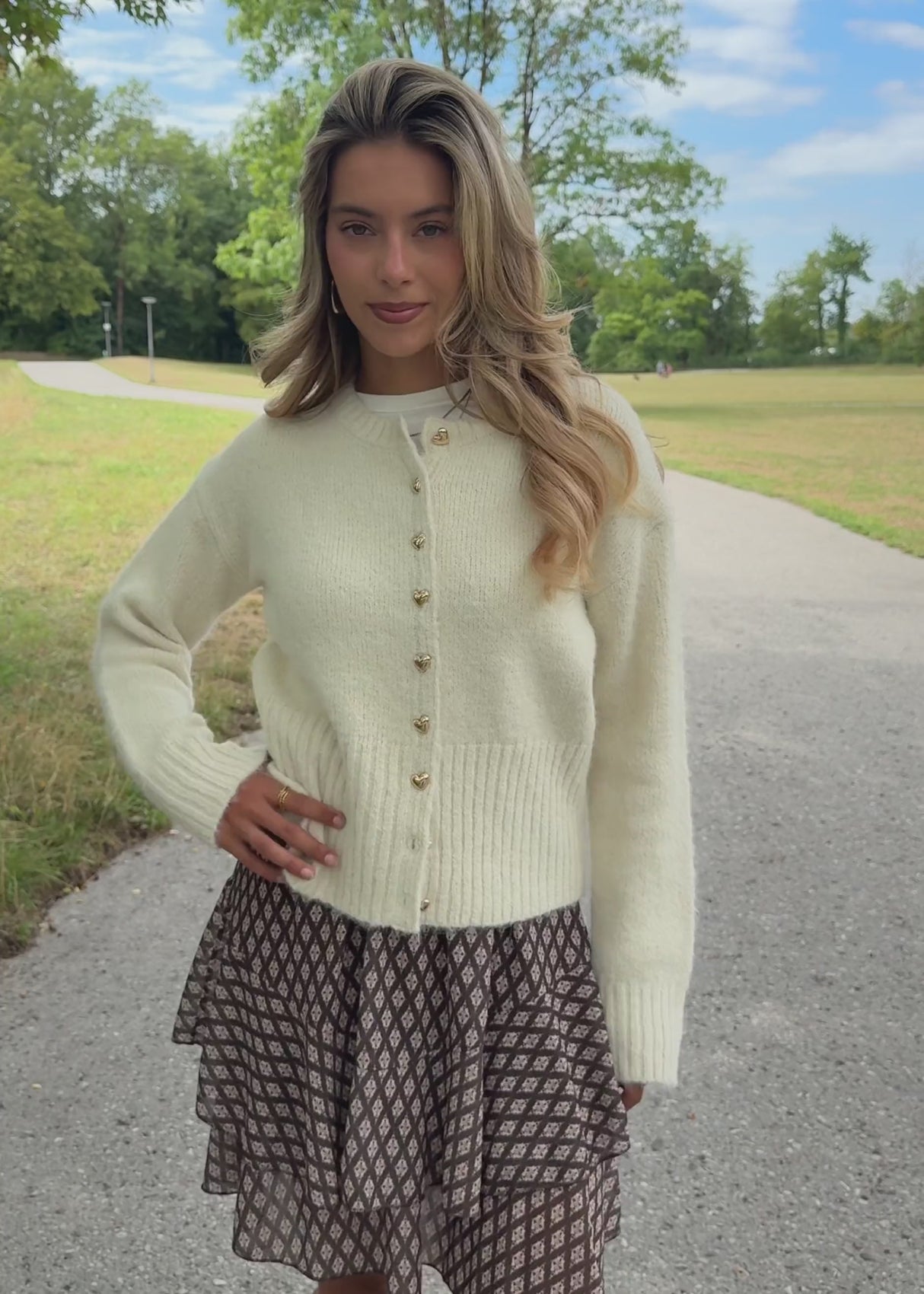 Strickjacke mit Herzknöpfen - offwhite by SASSYCLASSY