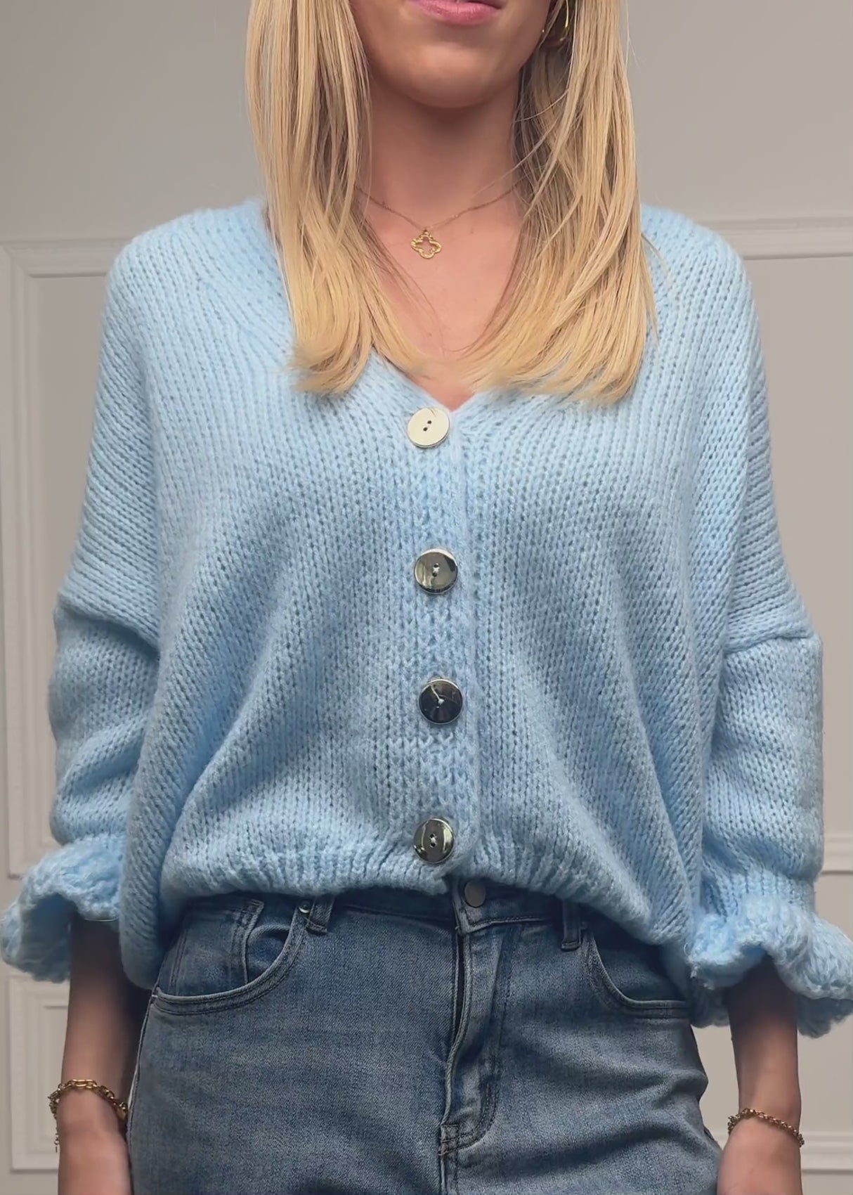 Strickjacke mit 3/4-Ärmeln - hellblau von SASSYCLASSY