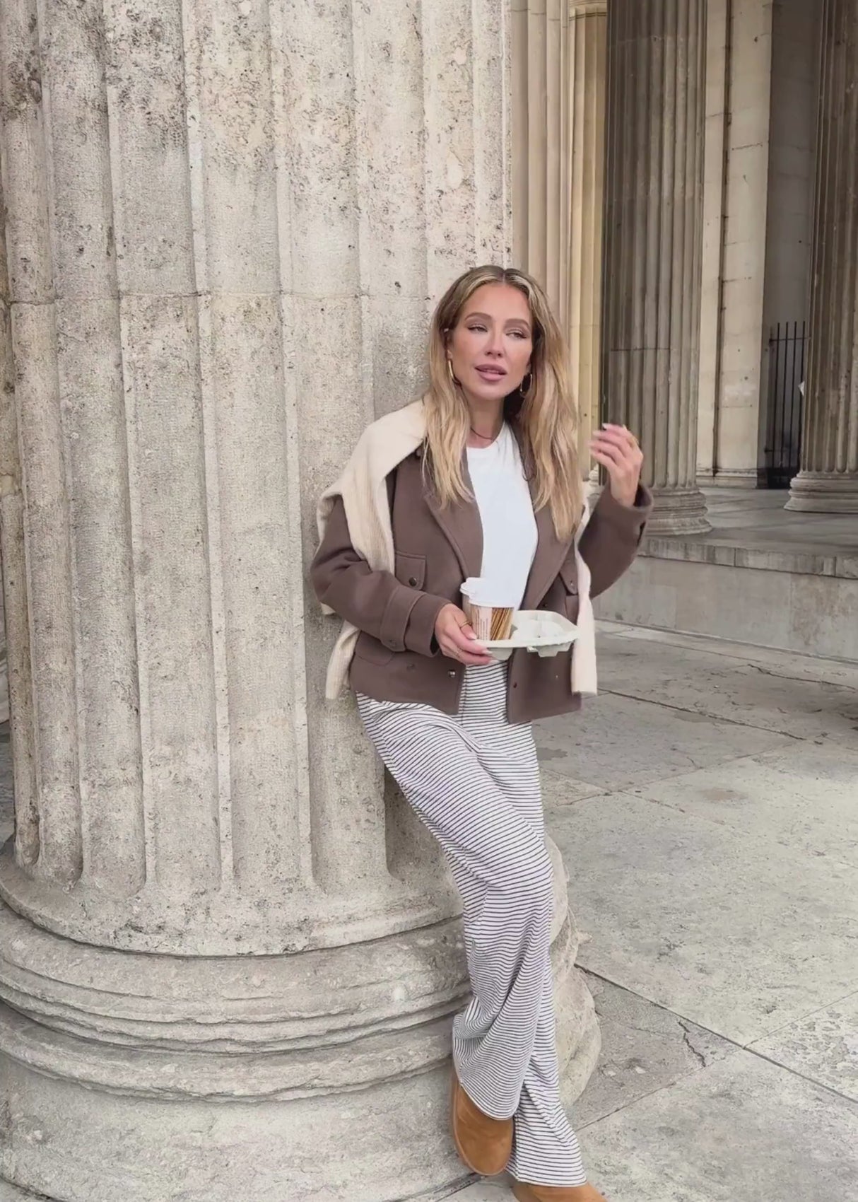 Kurze Jacke mit Reverskragen - taupe