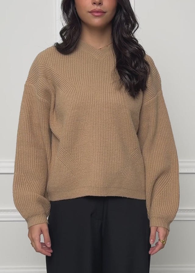 Rippstrickpullover mit hohem V-Ausschnitt - hellbraun von SASSYCLASSY