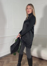 Satin-Top mit Spitze und asymmetrischem Saum - schwarz