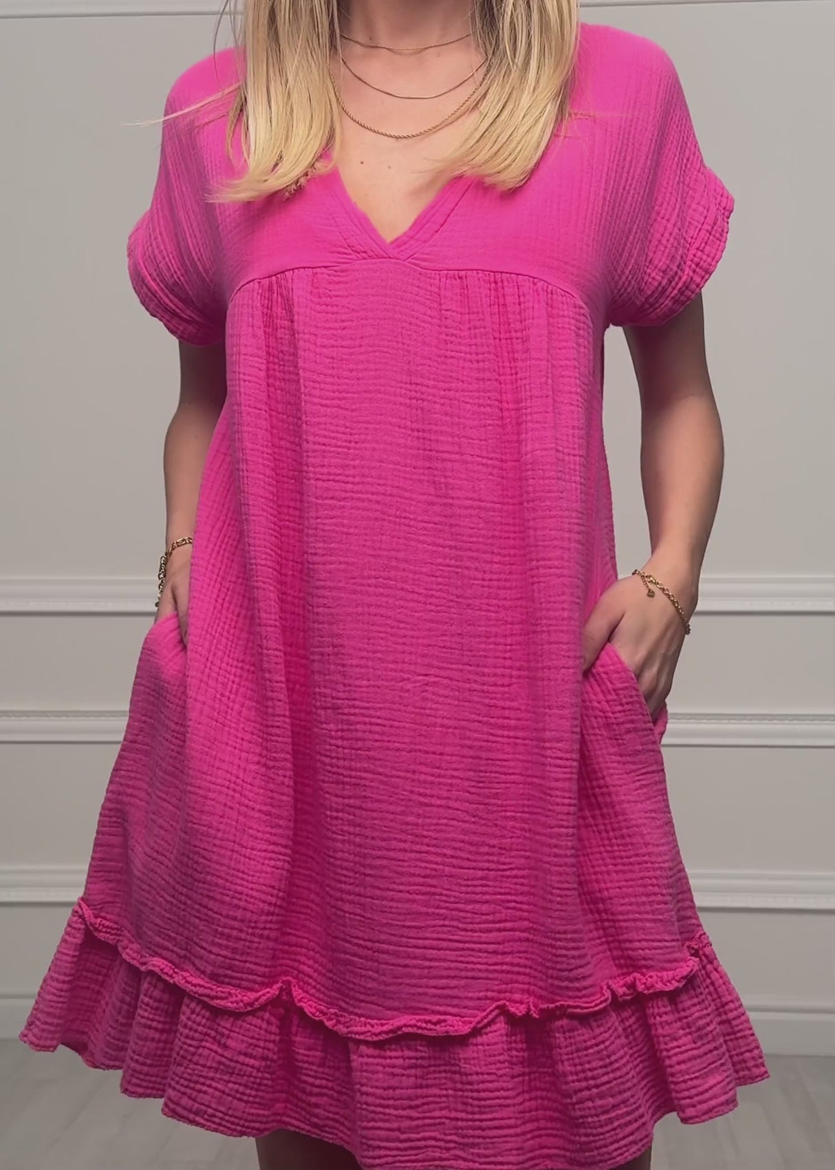 Muslin dress with V-neck - pink