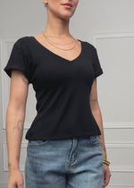 Geripptes T-Shirt mit V-Ausschnitt - schwarz