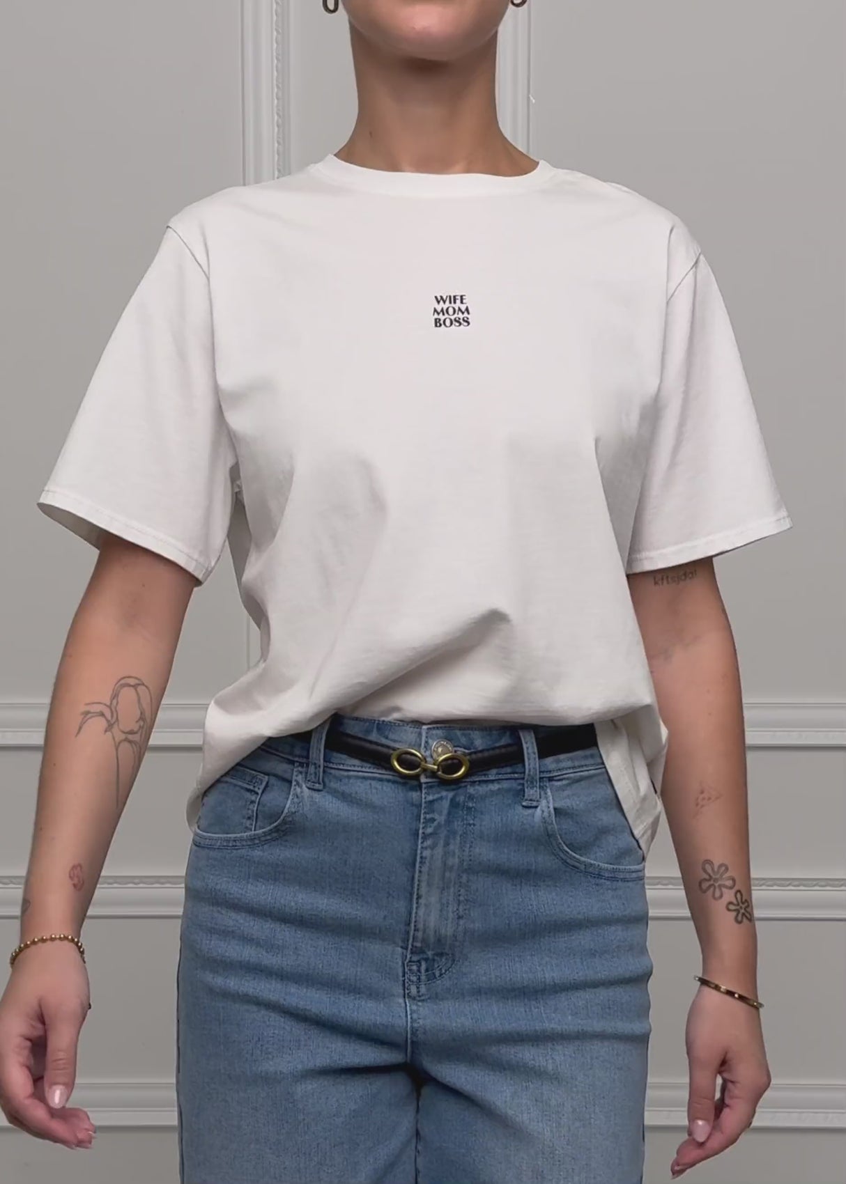 Oversize T-shirt with "MOM" print - off-white by SASSYCLASSY