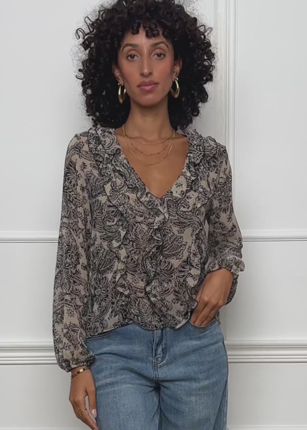 Leichte Bluse mit Rüschen - beige von SASSYCLASSY