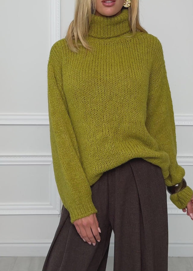 Grober Strickpullover mit Rollkragen - olivgrün von SASSYCLASSY