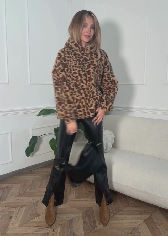 Oversize Teddy Sweatshirt mit Kapuze in Leo-Print - beige von SASSYCLASSY