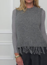 Sleeveless jumper with fringing - grey