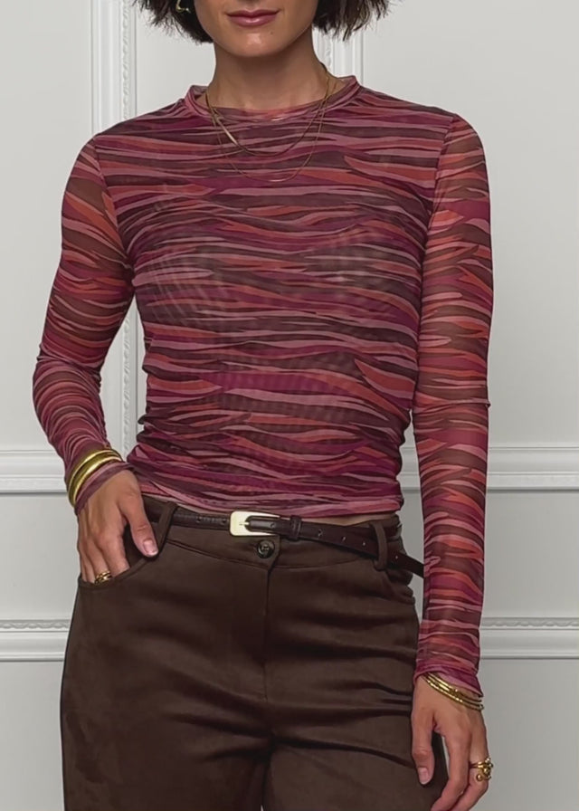 Mesh Langarmshirt mit abstrakten Streifen - beere von SASSYCLASSY