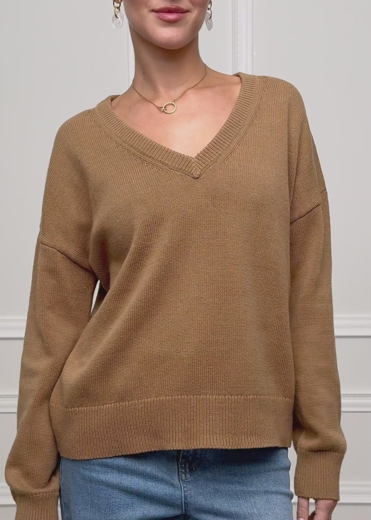 Oversize Baumwoll-Pullover mit tiefem V-Ausschnitt - braun von SASSYCLASSY