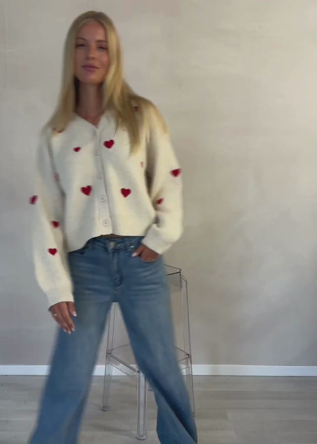 Cardigan mit roten Herzen - offwhite von SASSYCLASSY
