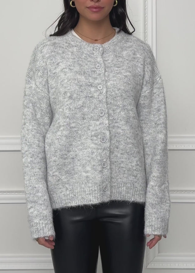 Strickjacke mit Knopfleiste - grau von SASSYCLASSY