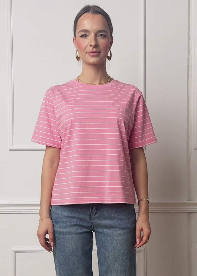 T-Shirt mit schmalen Streifen - rosa von SASSYCLASSY