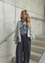 Grob gestrickter Cardigan mit Zopfmuster - hellgrau