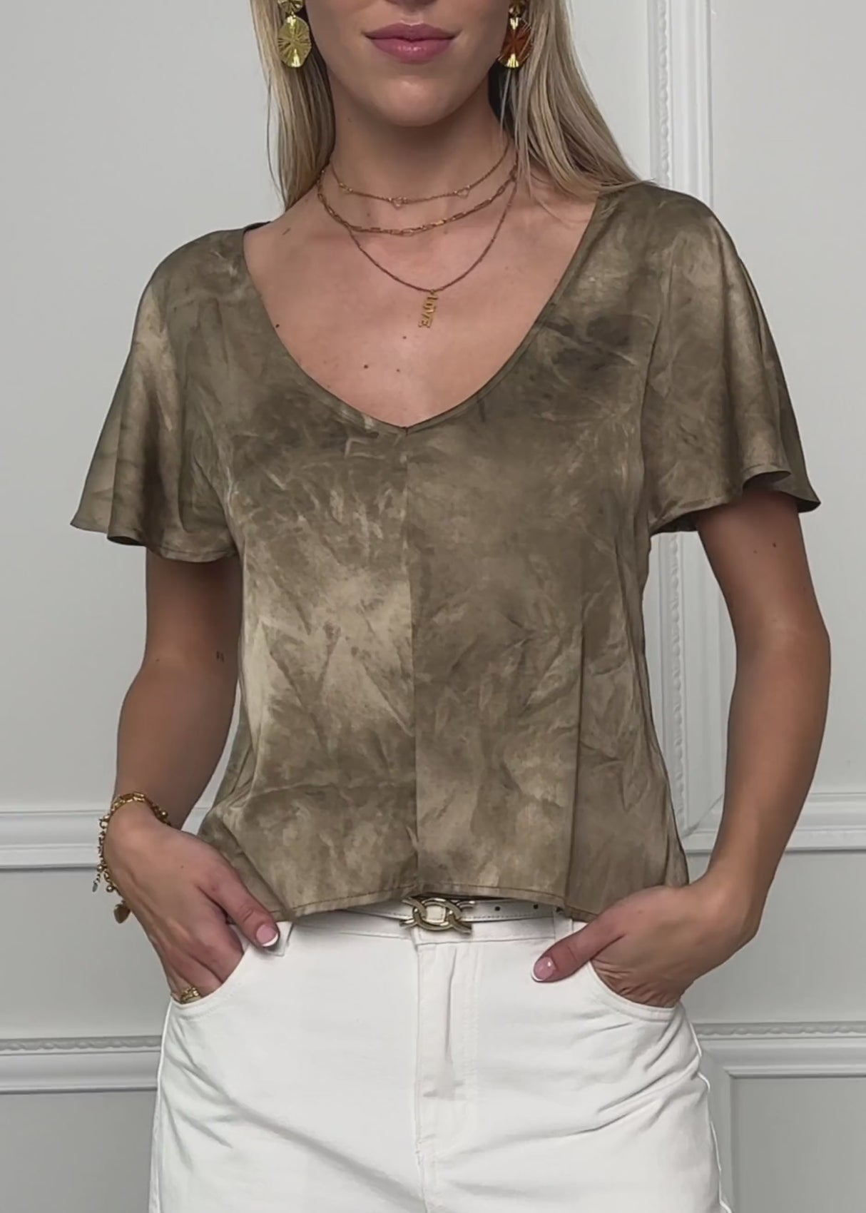 Kurzarm Satin Bluse mit Batik-Muster - braun von SASSYCLASSY