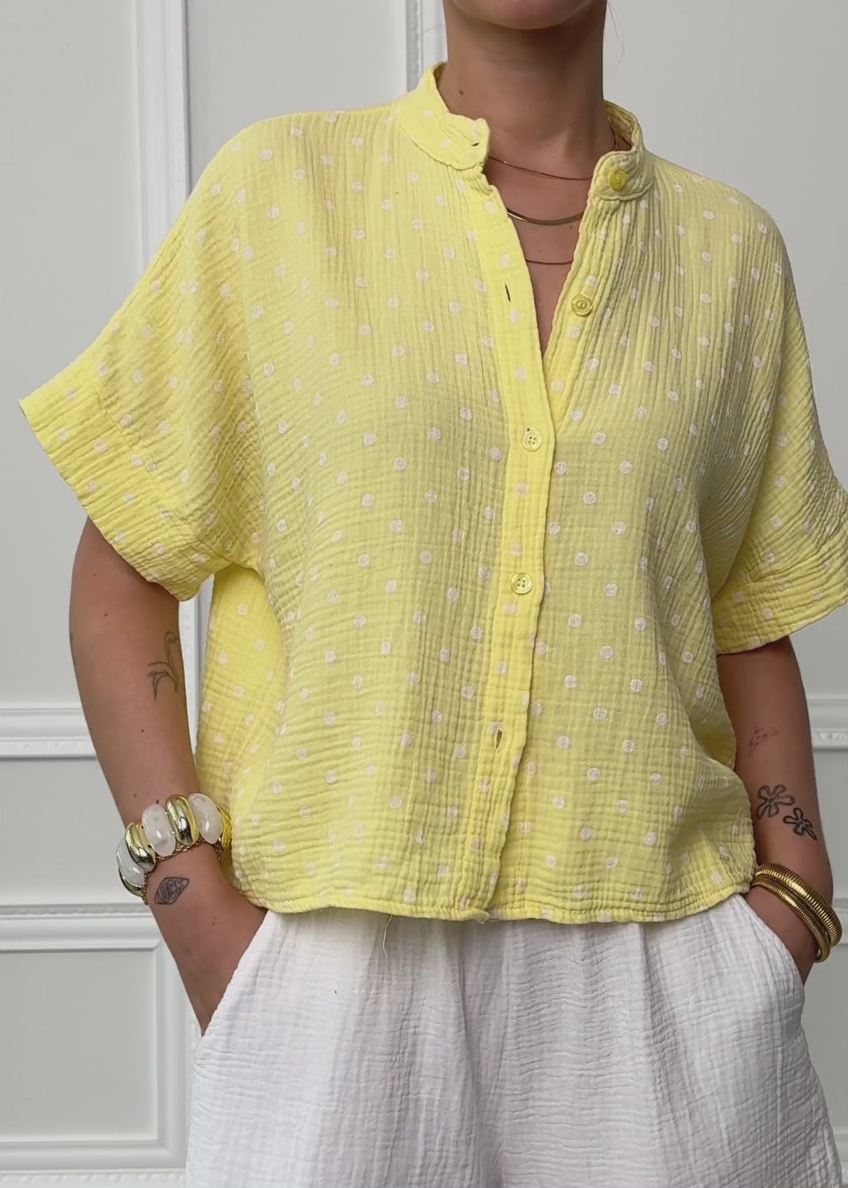 Kurzarm Musselin Bluse mit Punkten - gelb by SASSYCLASSY
