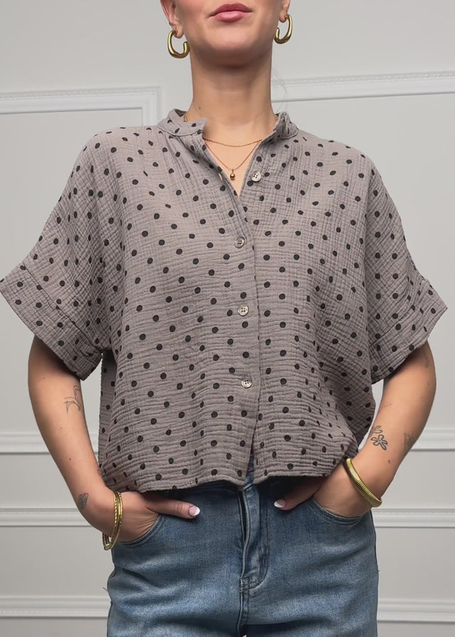 Kurzarm Musselin Bluse mit Punkten - taupe by SASSYCLASSY