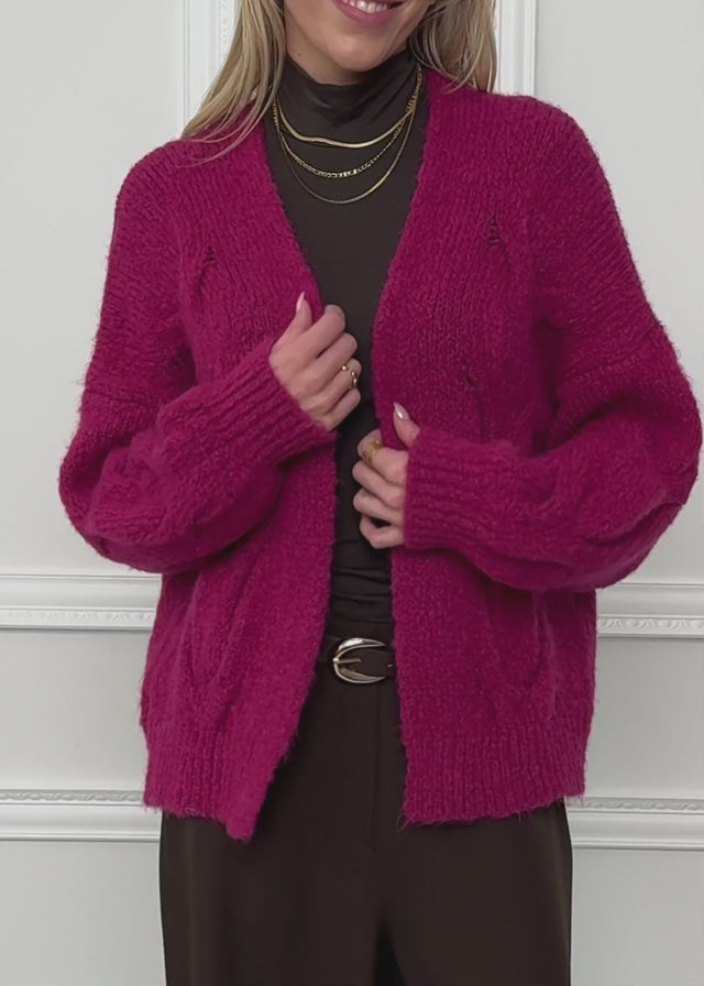 Grob gestrickter Cardigan mit Zopfmuster - beere von SASSYCLASSY