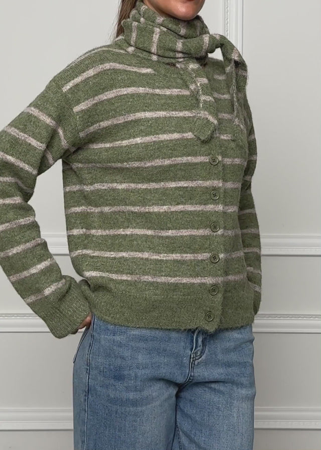 Gestreifter Cardigan mit Schal - khaki von SASSYCLASSY