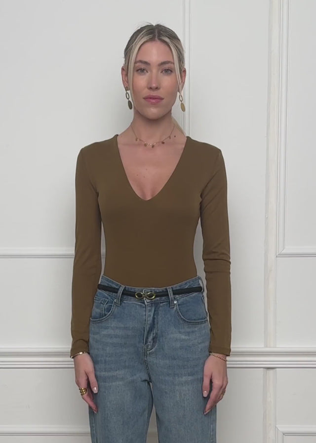 Langarm Body mit V-Ausschnitt - khaki von SASSYCLASSY