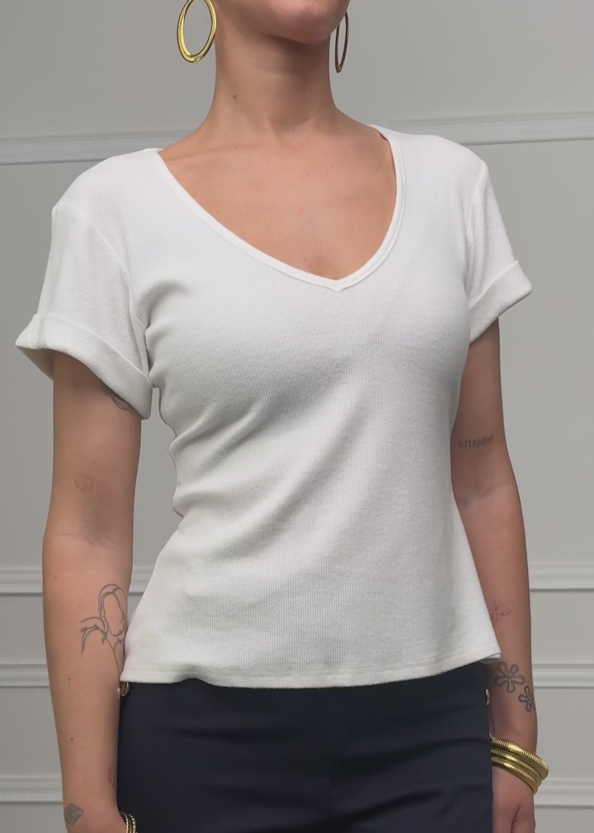Geripptes T-Shirt mit V-Ausschnitt - offwhite von SASSYCLASSY
