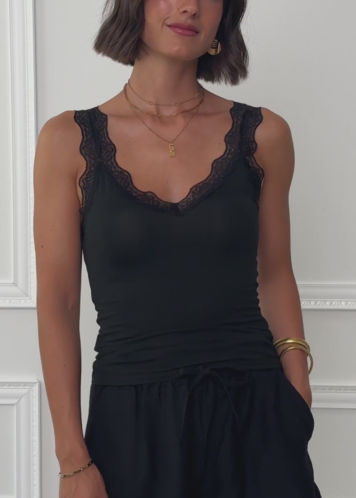 Jersey Top mit Spitze und V-Ausschnitt - schwarz von SASSYCLASSY