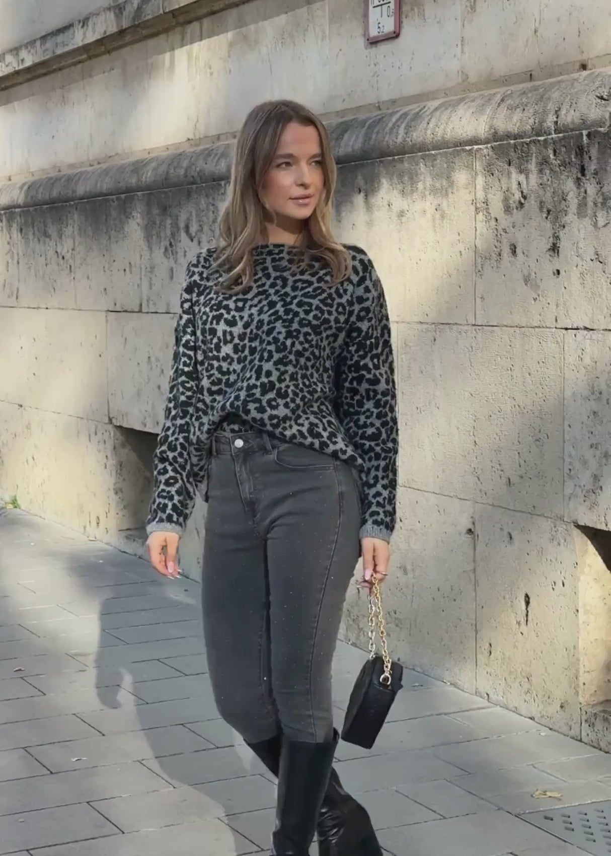 Pullover mit Leo-Muster - hellgrau