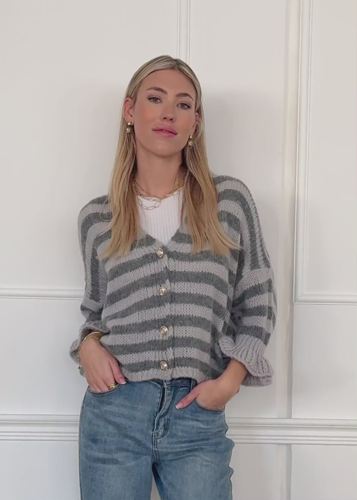 Gestreifter Cardigan mit 3/4-Ärmeln - grau von SASSYCLASSY