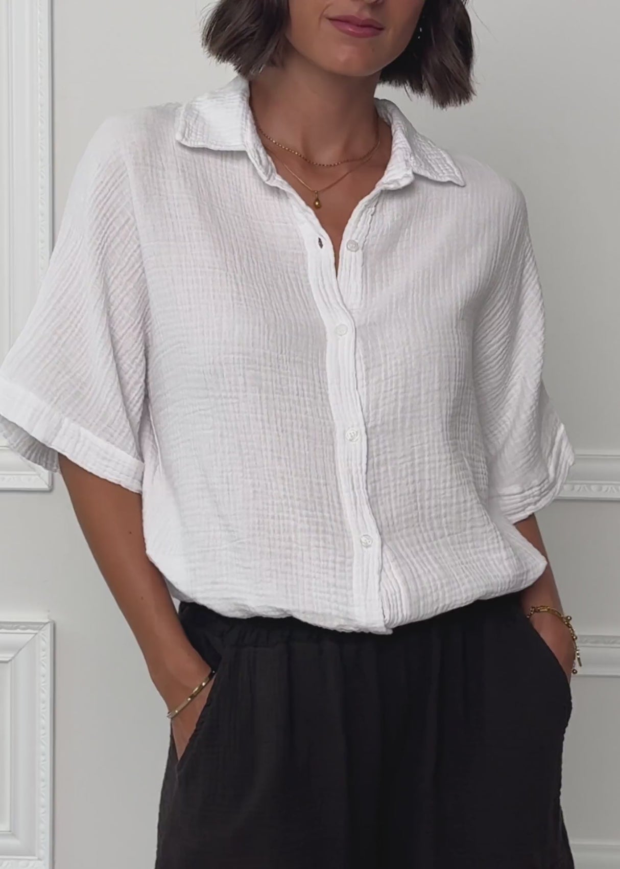 Musselinbluse mit Zugbandsaum - weiß by SASSYCLASSY