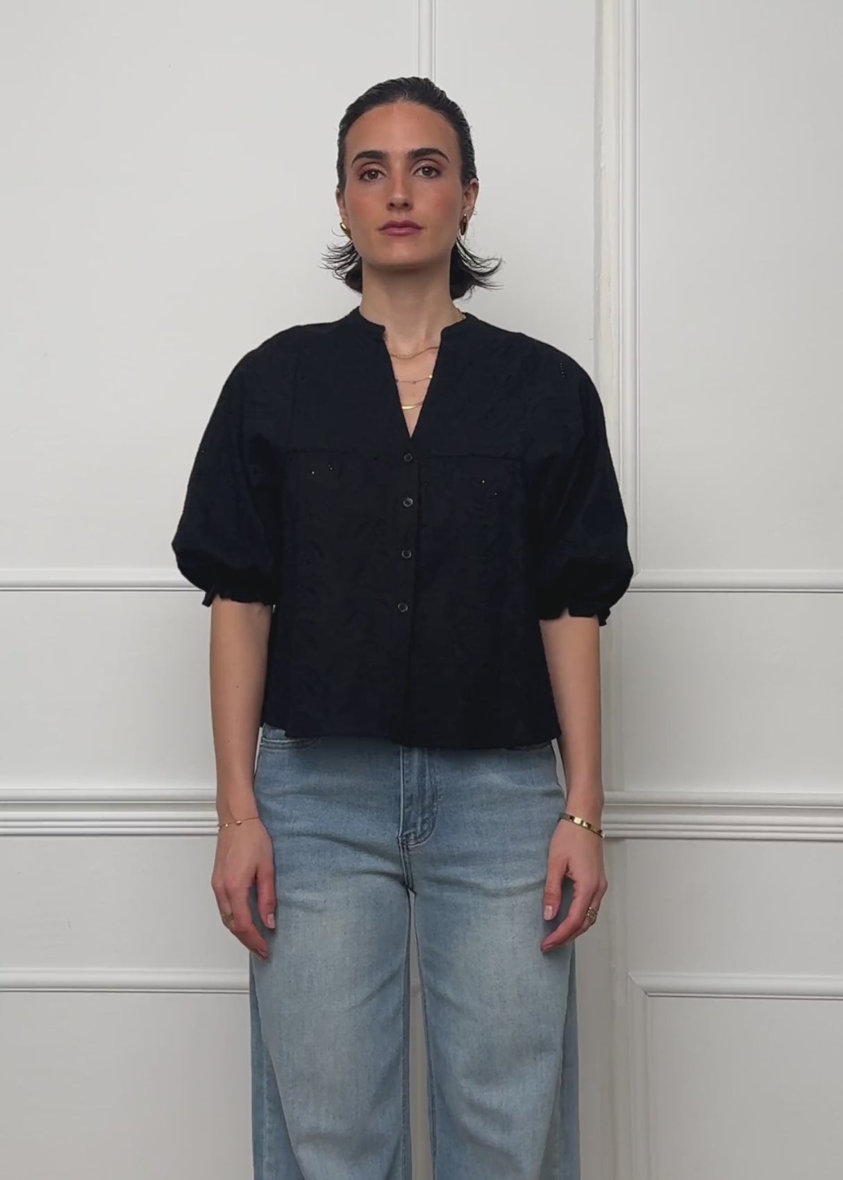 Spitzen Bluse mit kurzen Ballonärmeln - schwarz