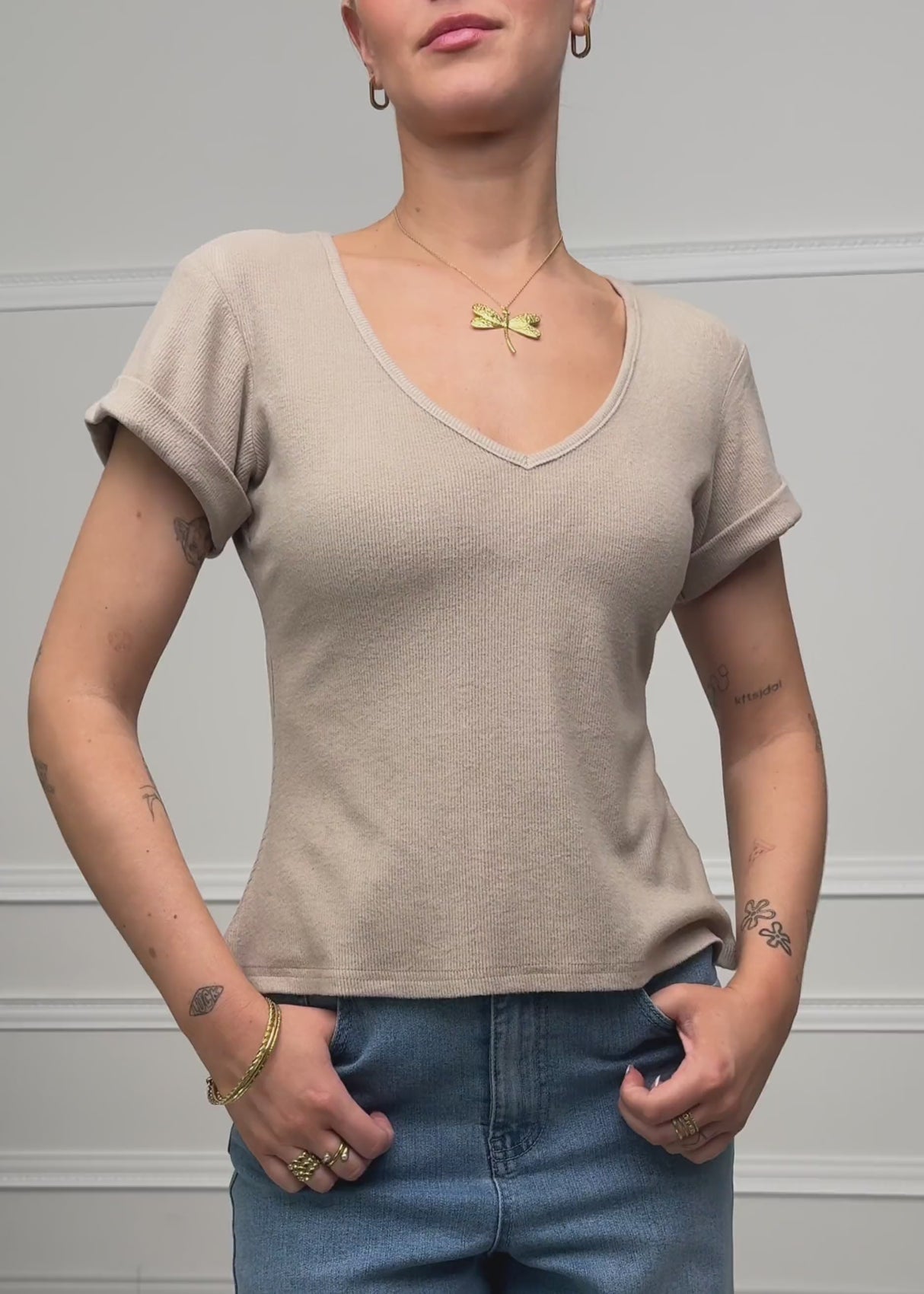 Geripptes T-Shirt mit V-Ausschnitt - taupe von SASSYCLASSY