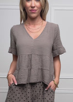 Musselin Shirt mit Volants und tiefem V-Ausschnitt - taupe