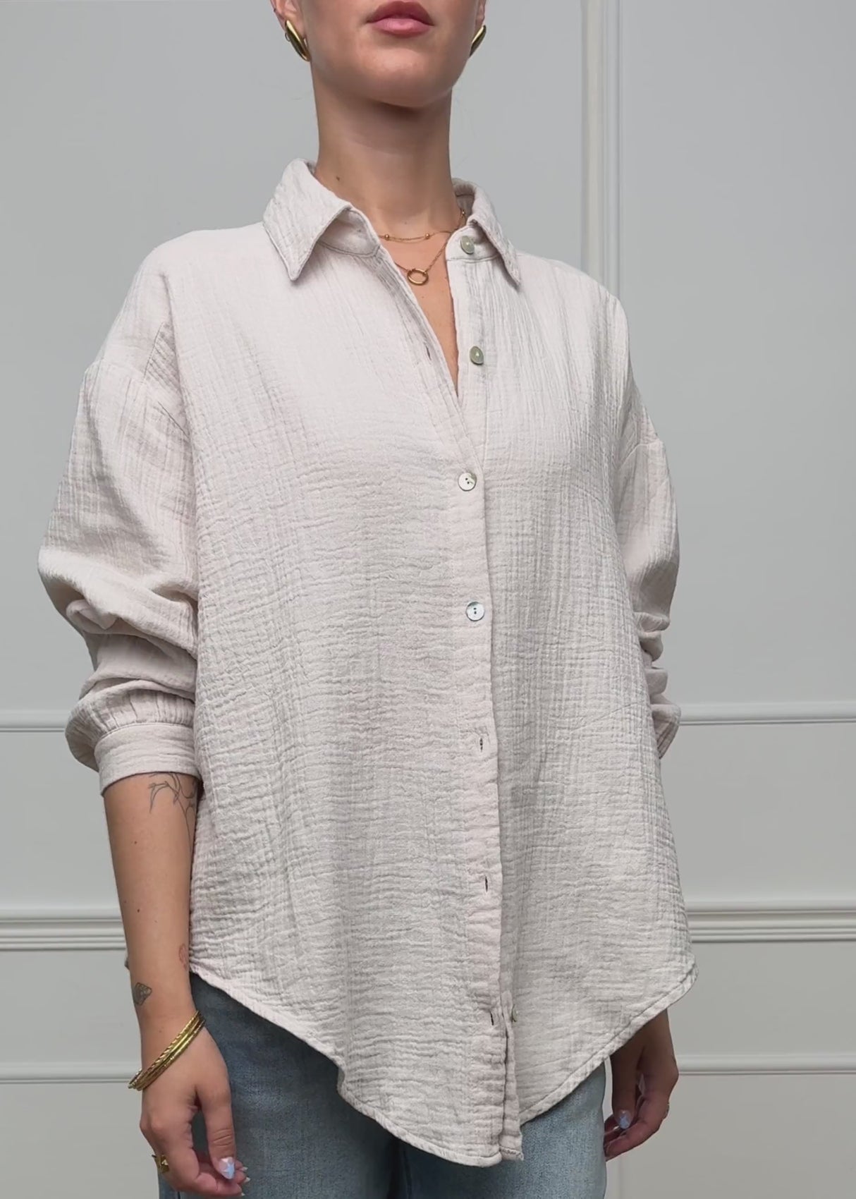 Musselin Bluse oversize, kurz, hellbeige von SASSYCLASSY