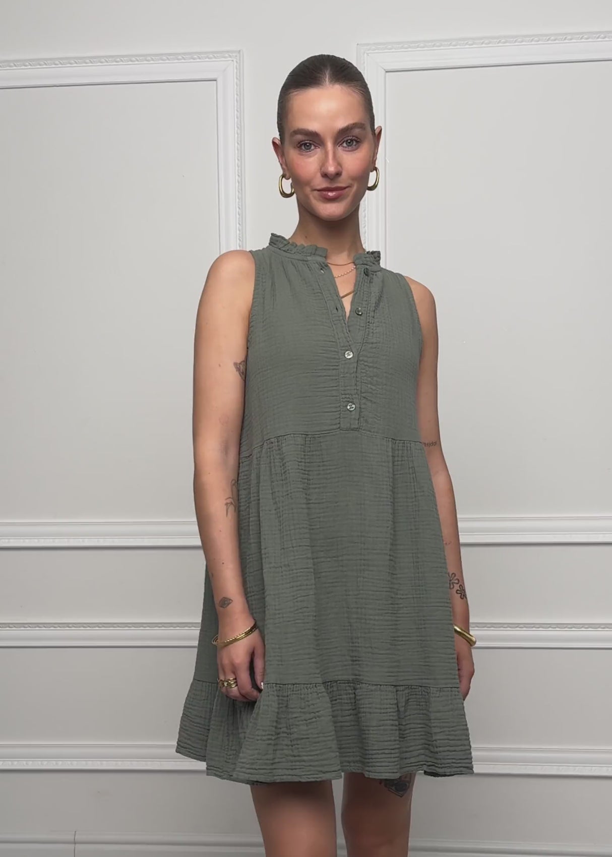 Ärmelloses Musselin Kleid mit Volants - khaki by SASSYCLASSY