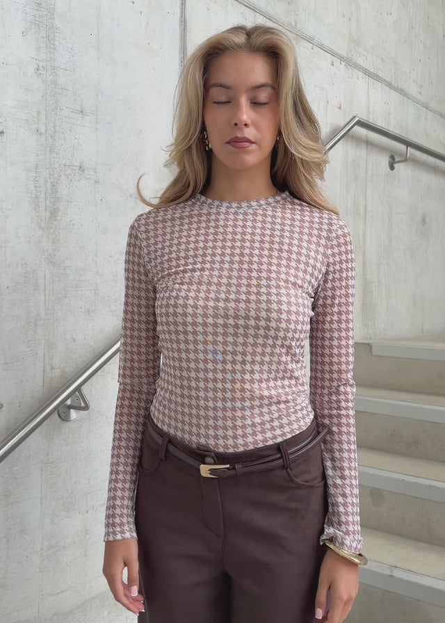 Mesh Langarmshirt mit Hahnentrittmuster - beige von SASSYCLASSY