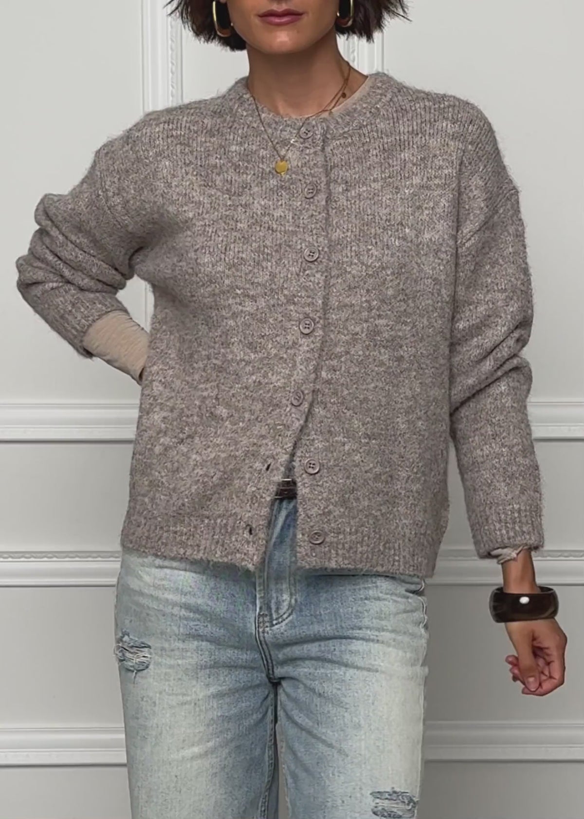 Strickjacke mit Knopfleiste - taupe von SASSYCLASSY