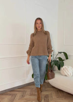 Grobstrickpullover mit Schleifendetail - braun