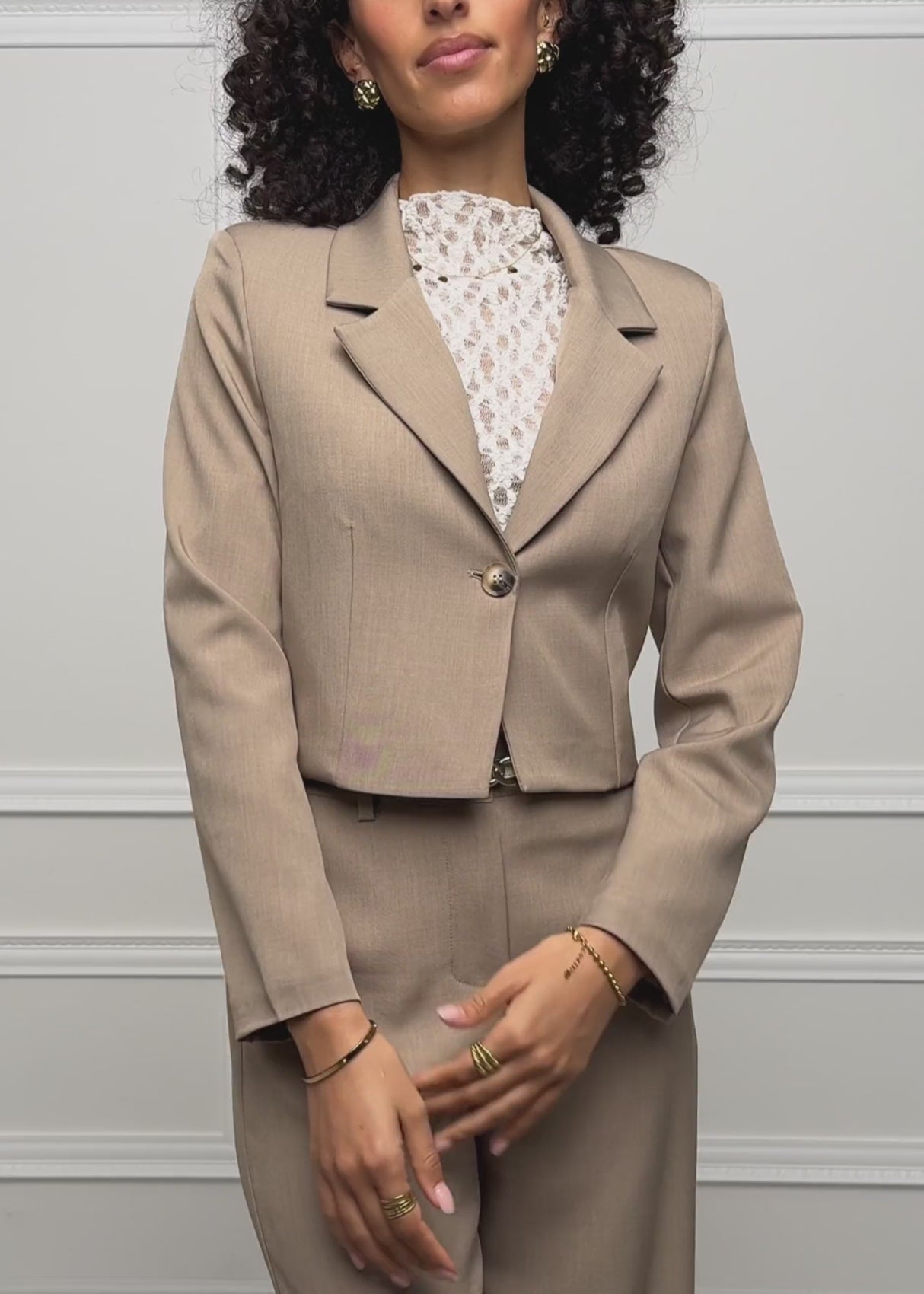 Cropped Blazer - dunkelbeige by SASSYCLASSY