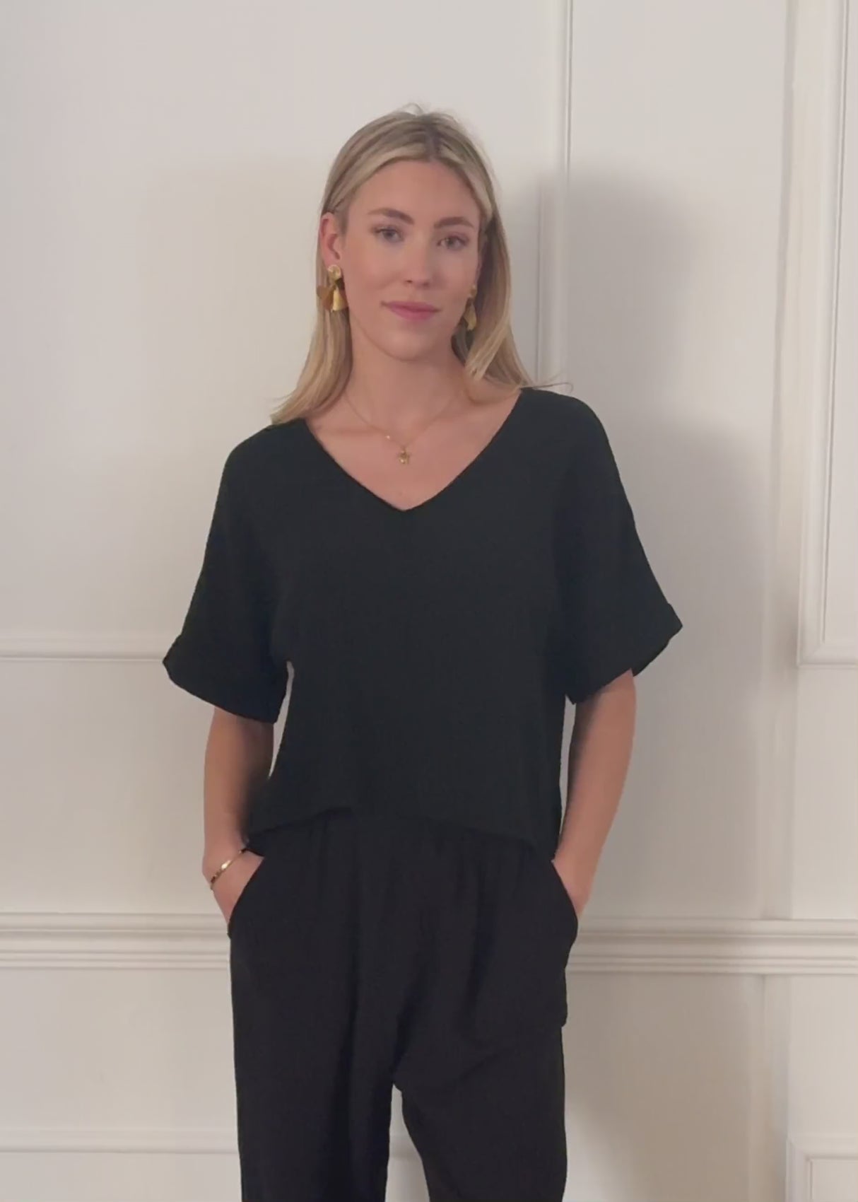 Muslin V-neck shirt - black