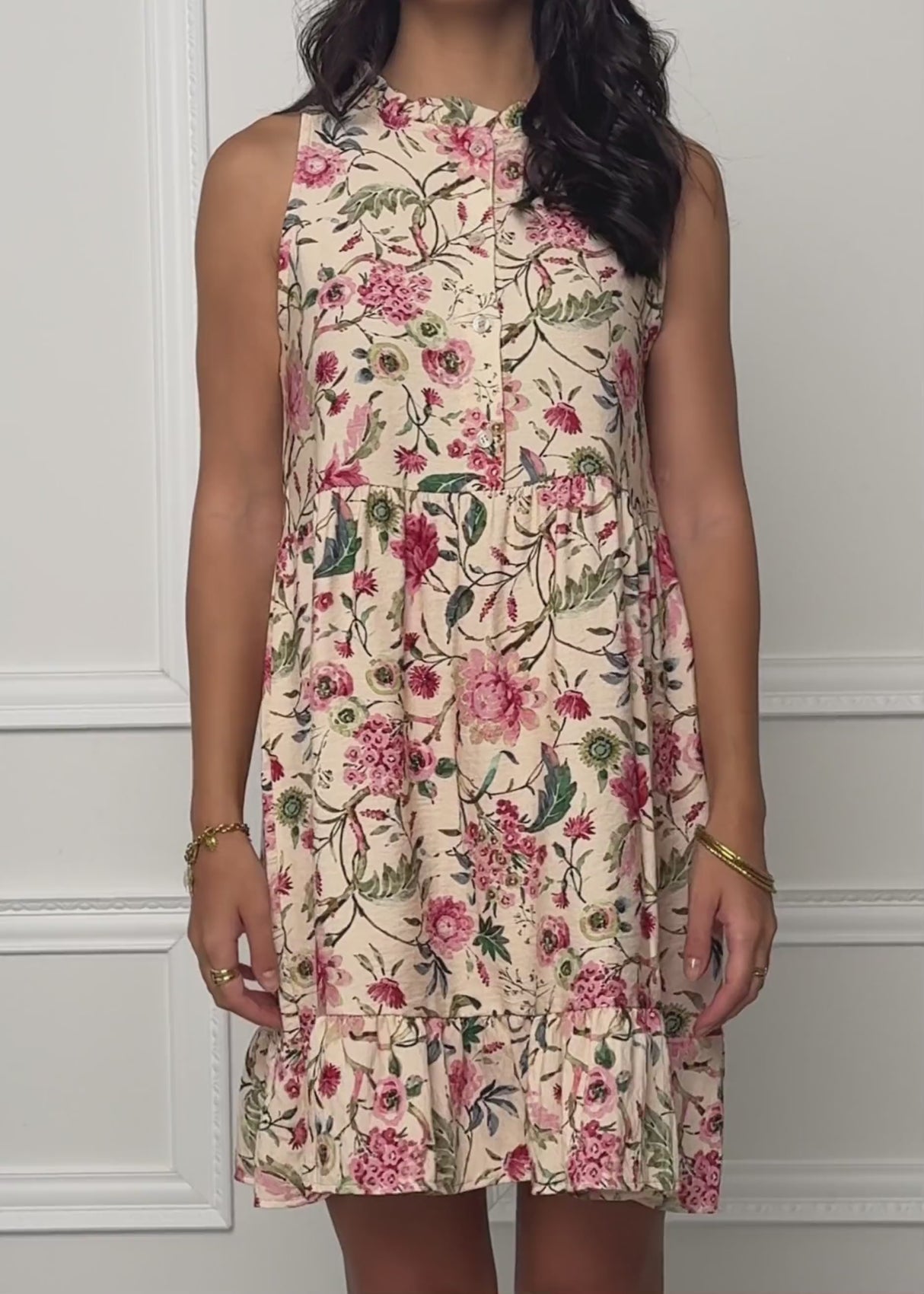 Ärmelloses Kleid mit Volants und Blümchendruck - beige von SASSYCLASSY