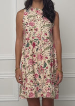 Ärmelloses Kleid mit Volants und Blümchendruck - beige