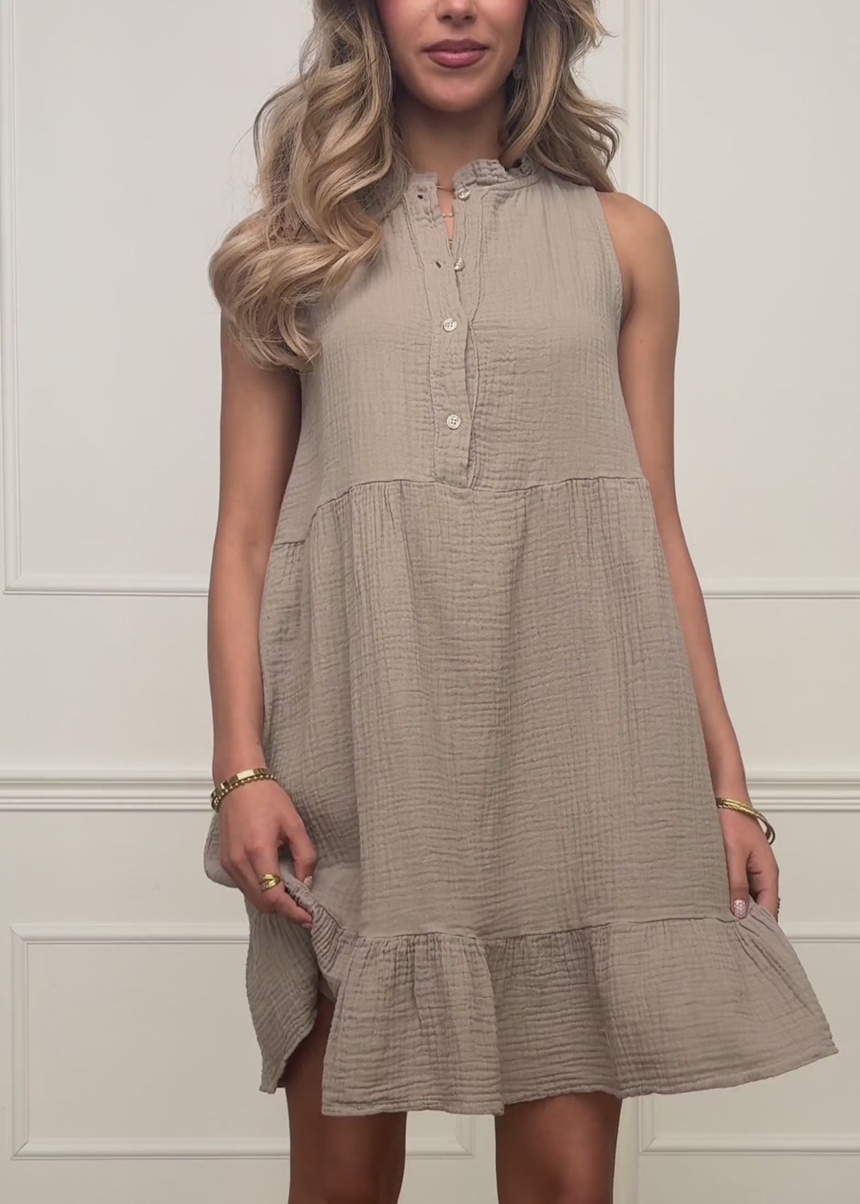 Ärmelloses Musselin Kleid mit Volants - taupe