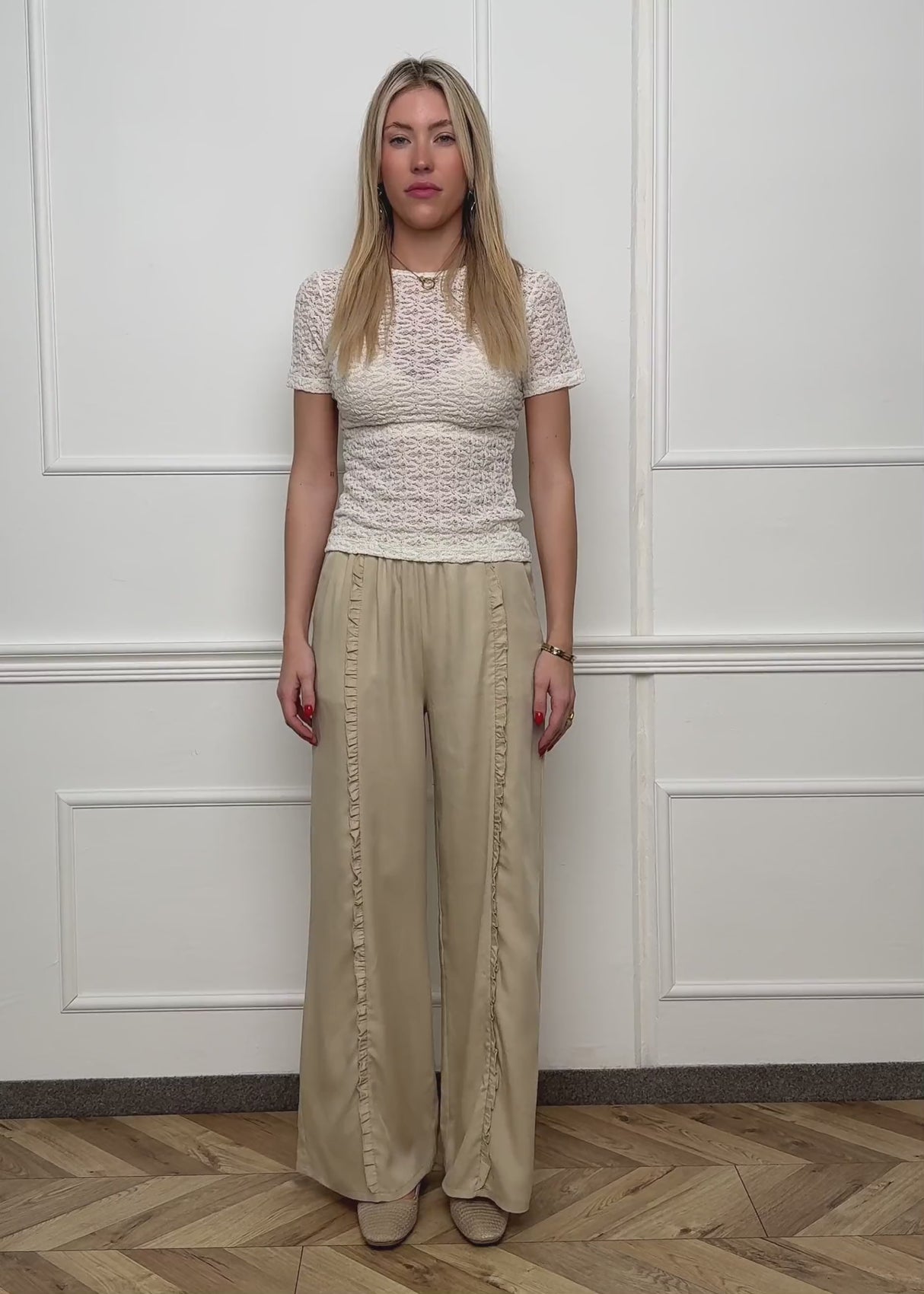 Hose mit weitem Bein und Rüschendetail - beige