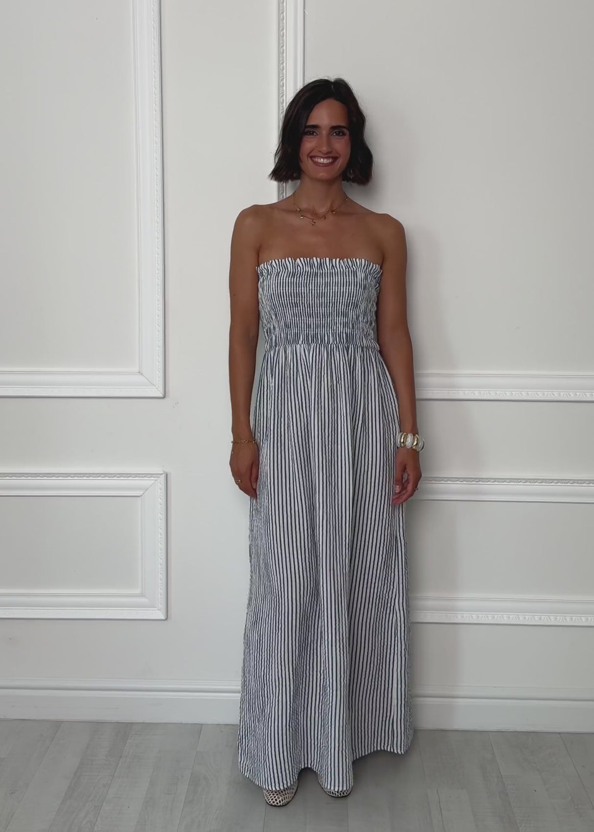 Gestreiftes Maxi Musselin Bandeau Kleid - blau-weiß von SASSYCLASSY