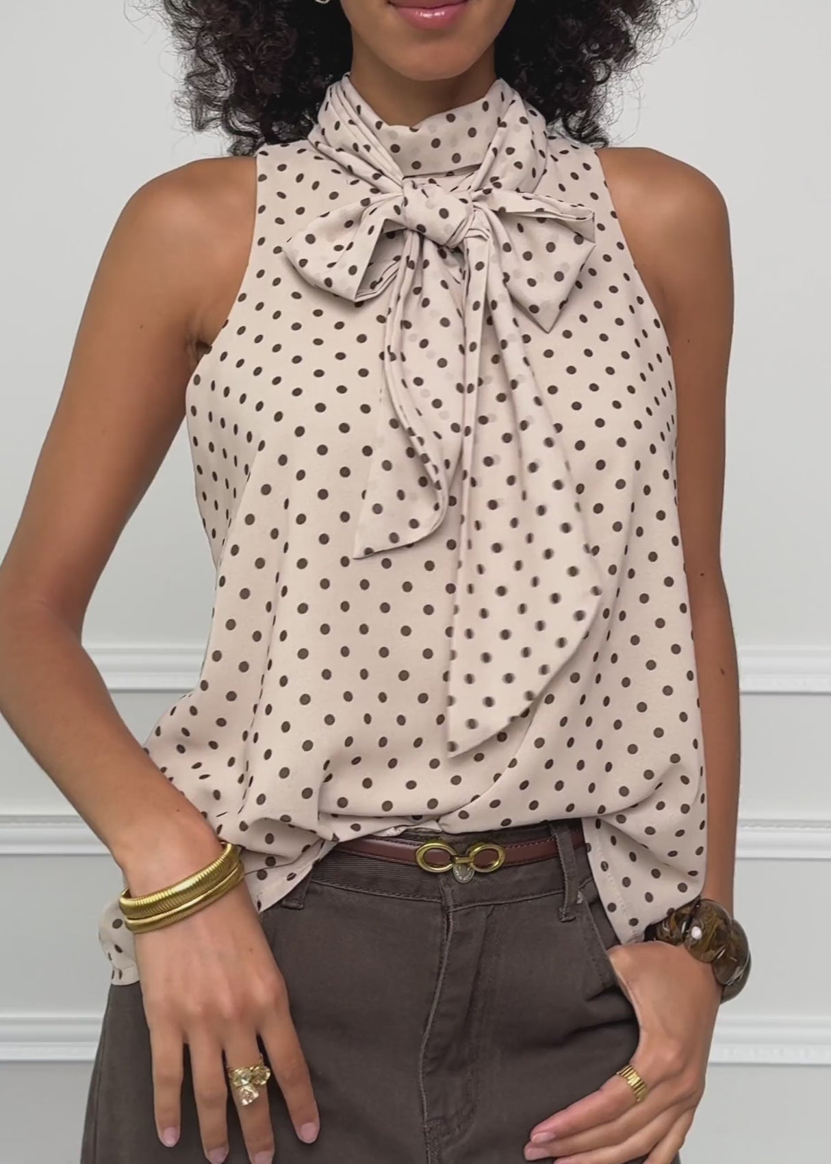Chiffon Top mit Punkten - beige von SASSYCLASSY