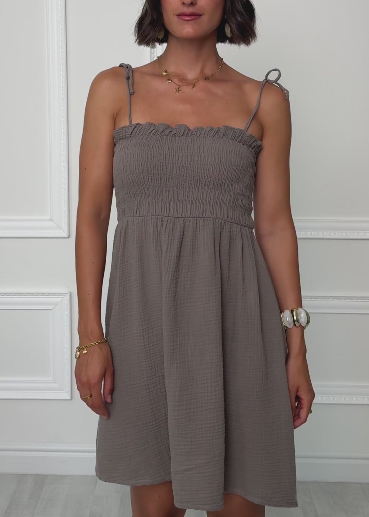 Musselin Kleid mit Smok-Oberteil und Schleifenträgern - taupe von SASSYCLASSY