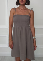 Musselin Kleid mit Smok-Oberteil und Schleifenträgern - taupe