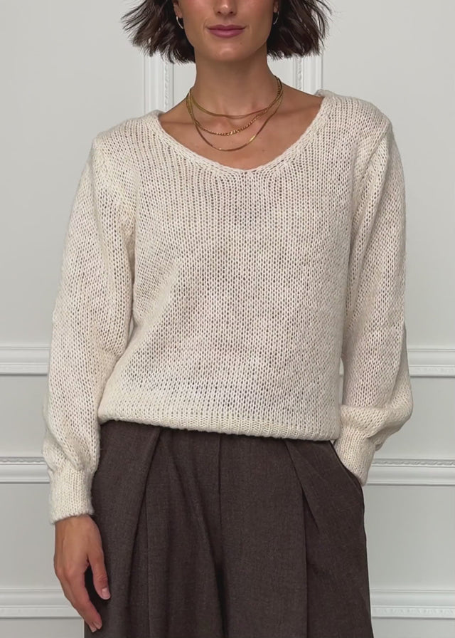 Pullover mit V-Ausschnitt - beige von SASSYCLASSY