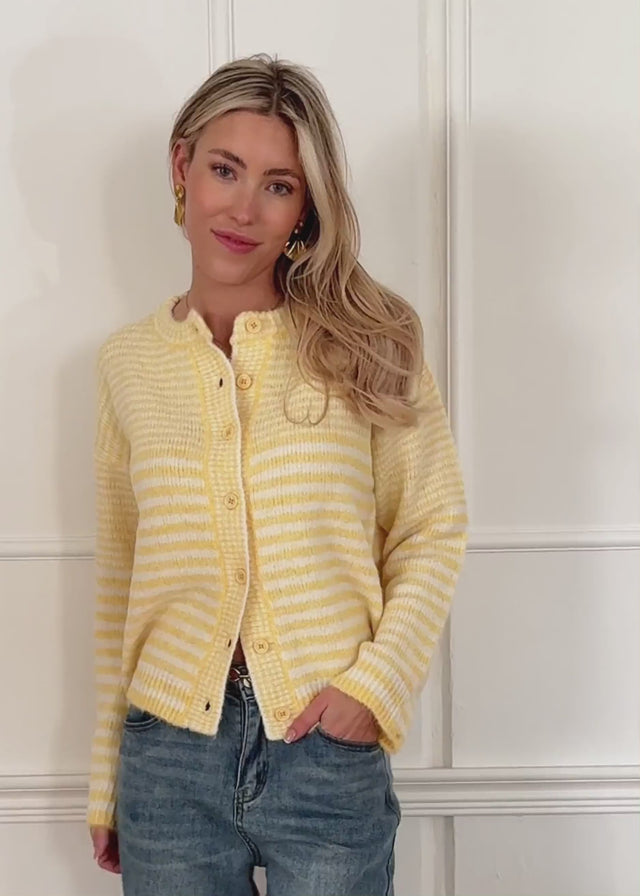 Strickjacke mit grafischem Streifenbild - gelb von SASSYCLASSY