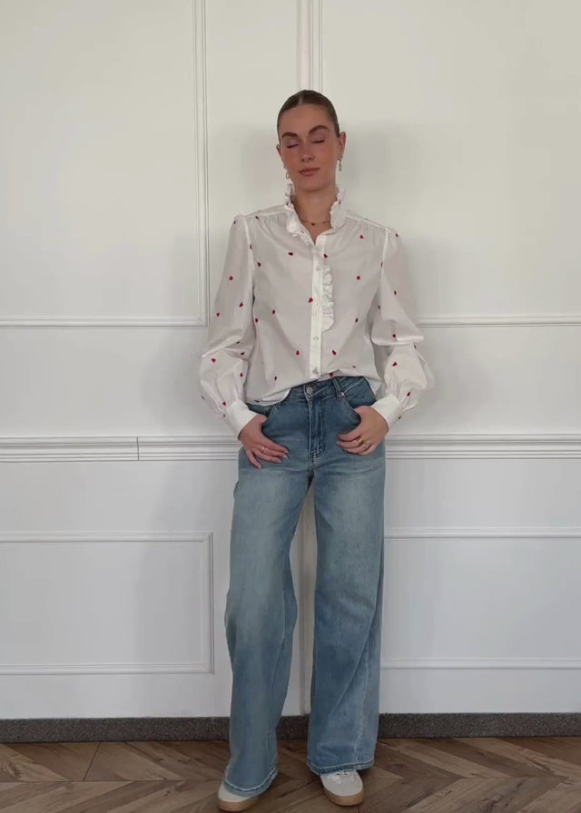 Bluse mit roter Herzstickerei - weiß von SASSYCLASSY